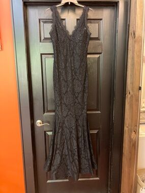 Elegant Black Lace V-Neck Evening Gown